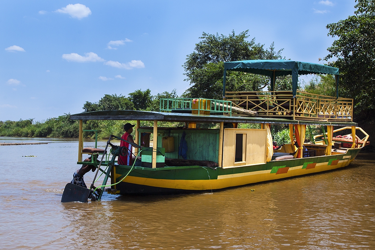Motorová loď na řece Tsiribihině